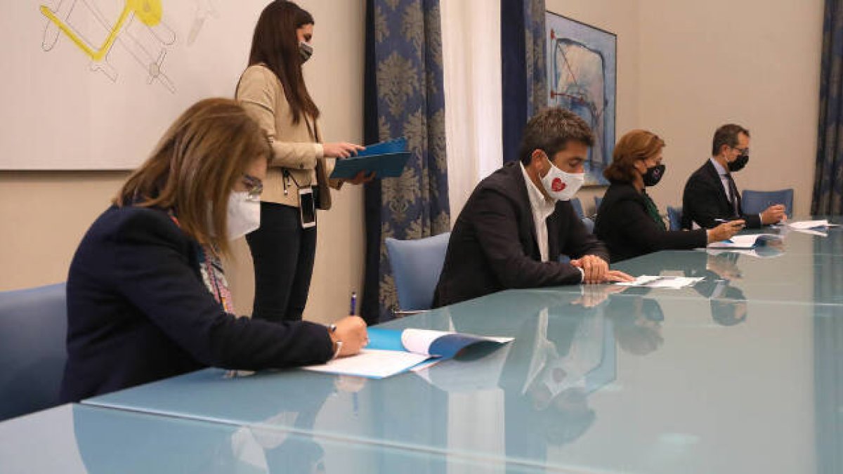 Momento de la firma del convenio entre la Diputación y las universidades UA y UMH