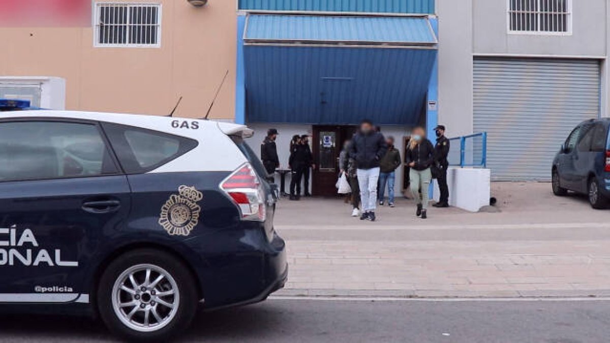 La Policía Nacional localizó a 30 jóvenes dentro de la nave donde se celebraba la fiesta