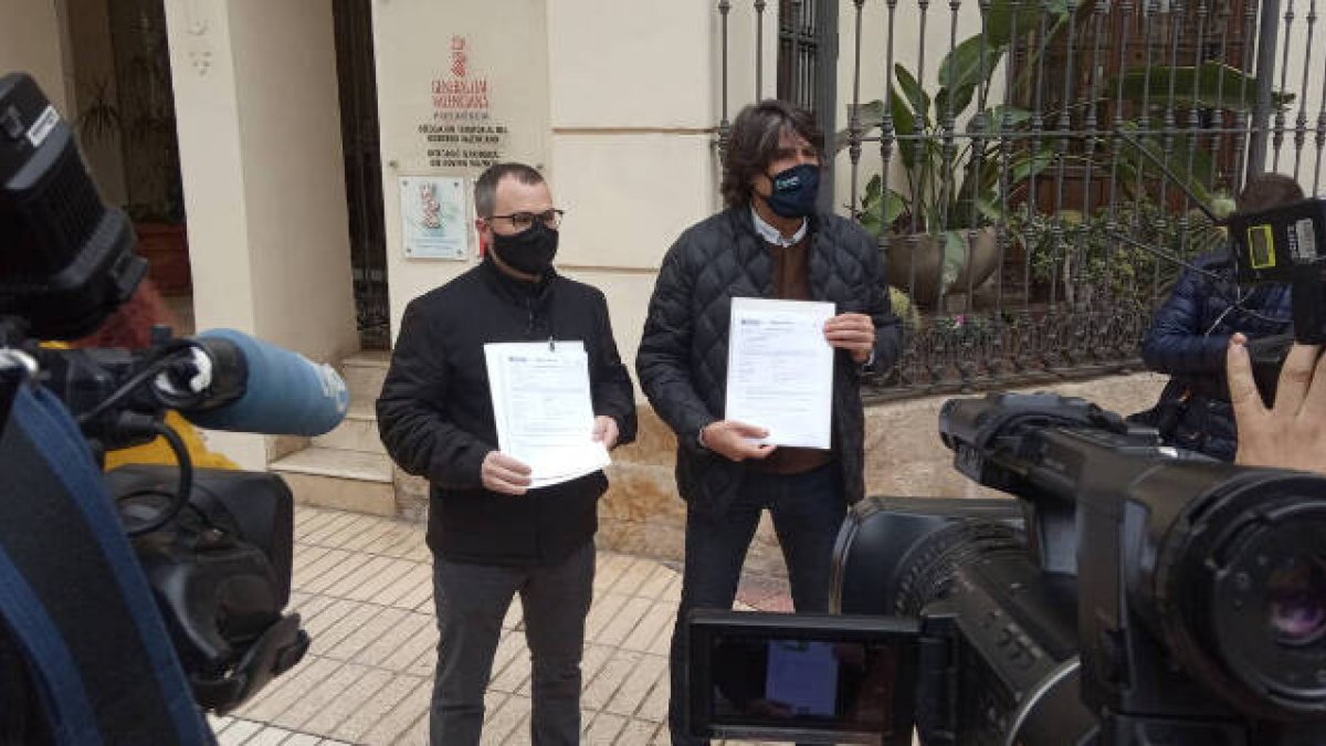 César Anca (ARA) y Javier Galdeano (ALROA) en la puerta de la Casa de Brujas, sede de la Generalitat en Alicante