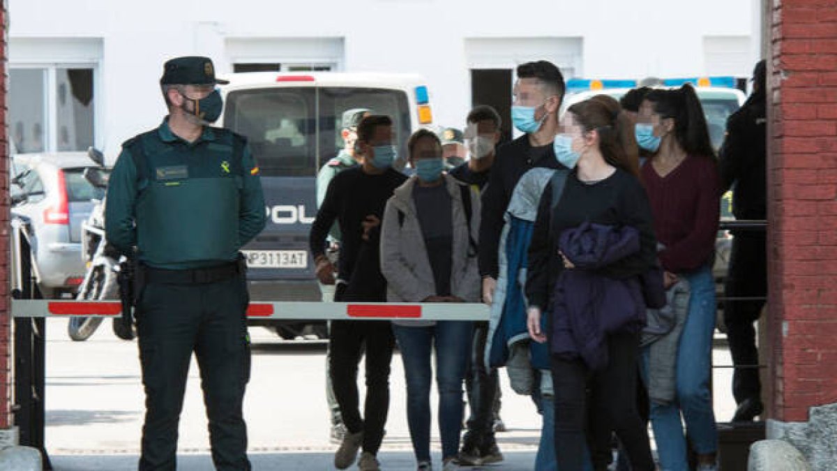 Policías vacunándose tras la orden del TSJC