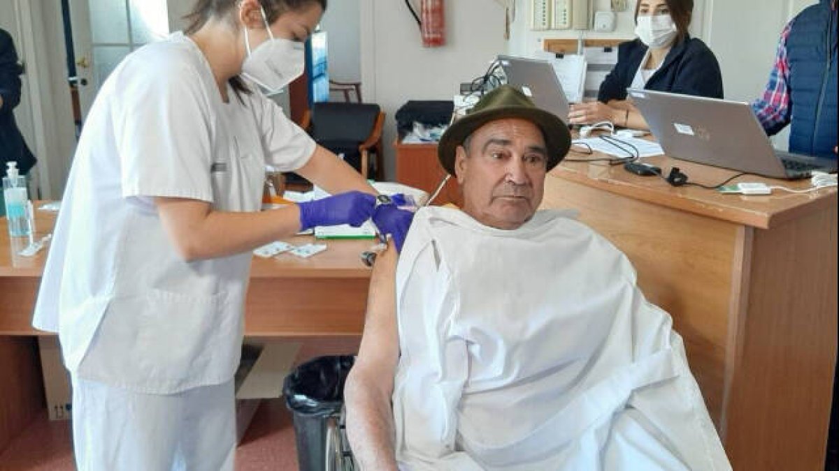 Salvador Brotons ha sido el primer alicantino vacunado, ante la expectación de todas las miradas