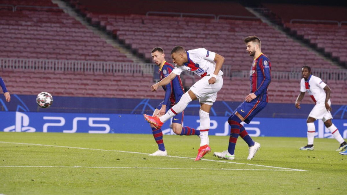Mbappé, en el momento de marcar su primer gol al Barcelona.