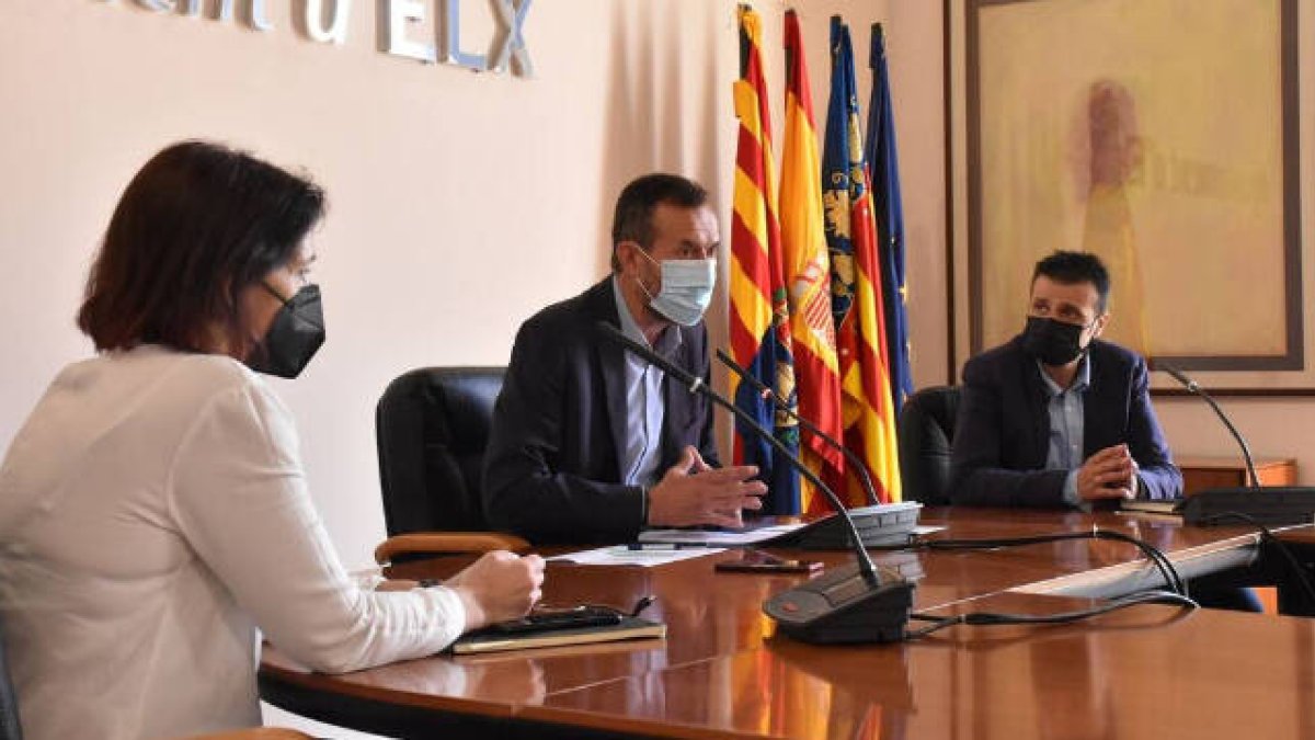 El alcalde de elche, Carlos González, junto con los concejales Ana Aradid y Carles Molina