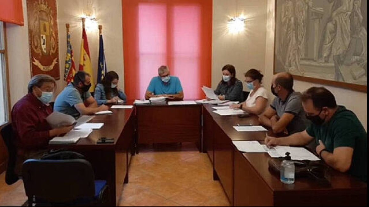 El alcalde de Agres, Josep Manuel Francés (Compromís), presideiendo uno de los plenos de la localidad