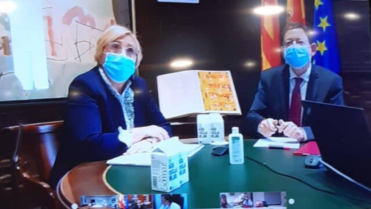 Ana Barceló y Ximo Puig durante la videoconferencia donde los gerentes de los hospitales de Torrevieja y Vinalopó ofrecieron sus servicios