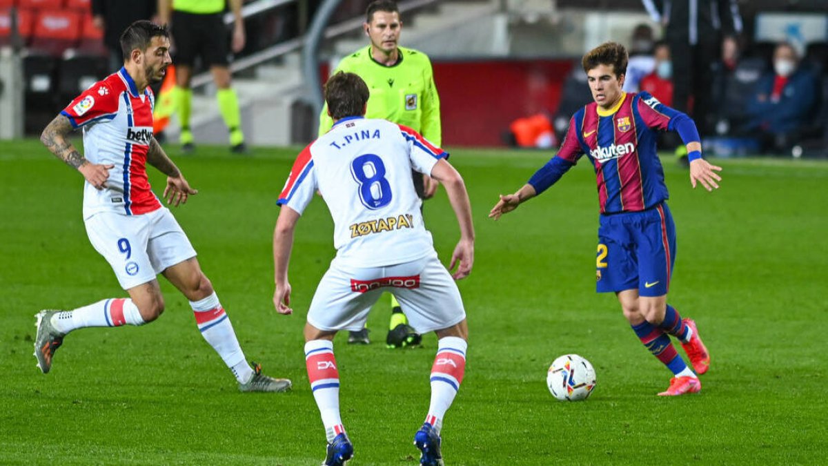 Riqui Puig, en uno de los pocos partidos que ha disputado esta temporada con el Barça.