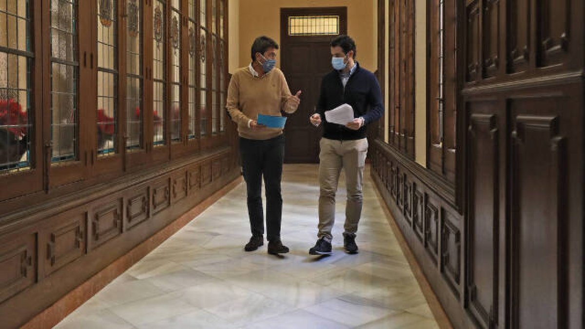 El presidente de la Diputación de Alicante, Carlos Mazón, junto al Diputado de Presidencia, Economía y Régimen Interior, Eduardo Dolón