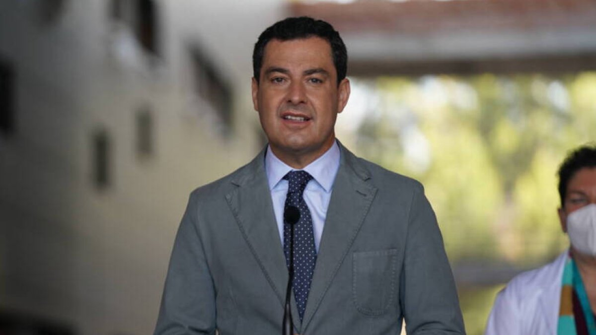 El presidente de la Junta, Juanma Moreno, esta mañana en el hospital Costa del Sol.