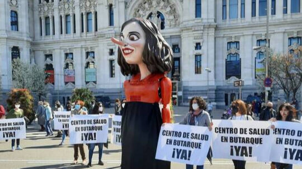 El ninot con la imagen de Díaz Ayuso.