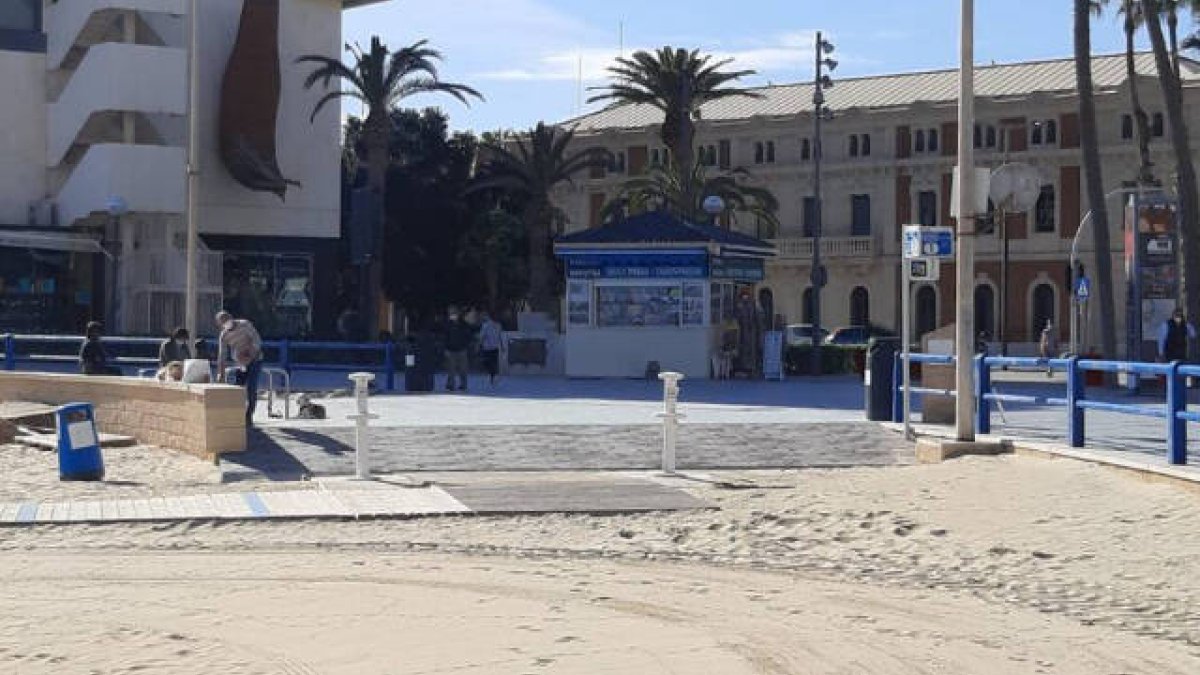 Acceso a la playa del Postiguet de Alicante