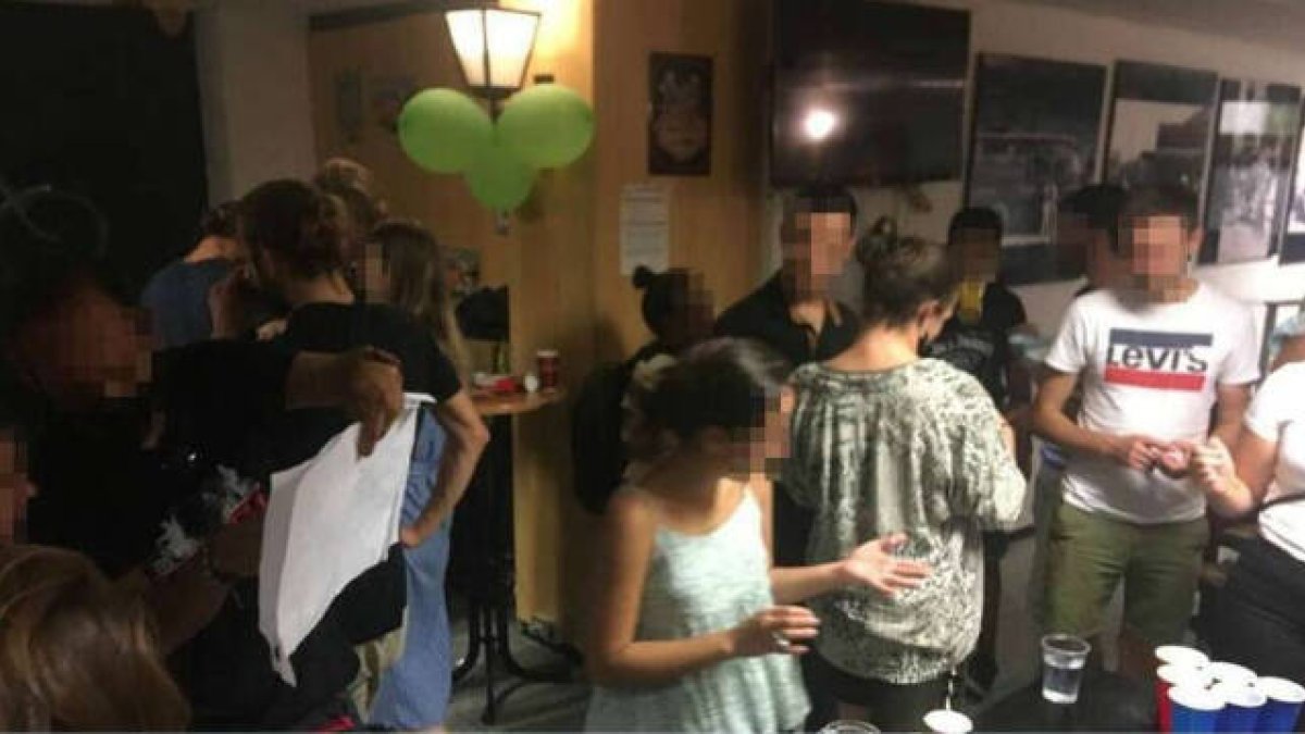 En las fiestas en pisos lo habitual es no llevar mascarilla y relajar las medidas de seguridad