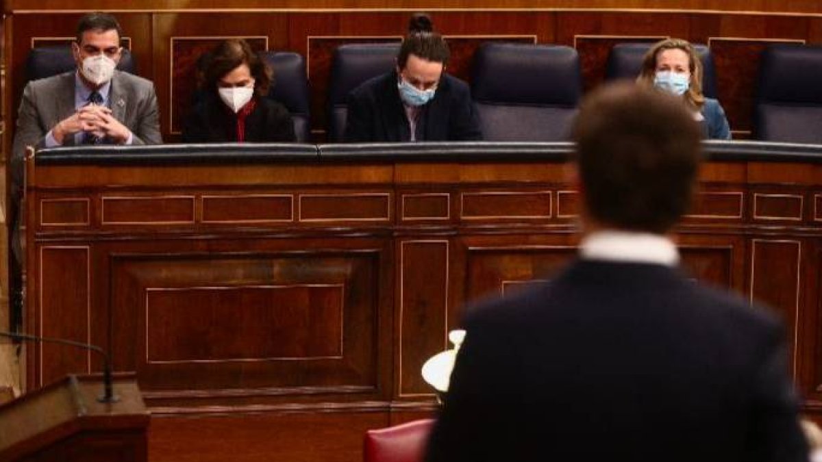 Casado frente a Sánchez, este miércoles en la Sesión de Control.
