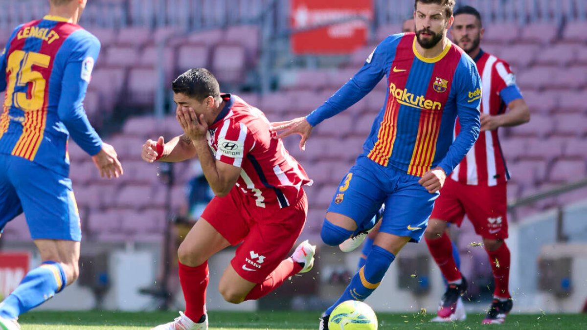 Luis Suárez se reencontró con Piqué y protagonizaron un buen duelo.