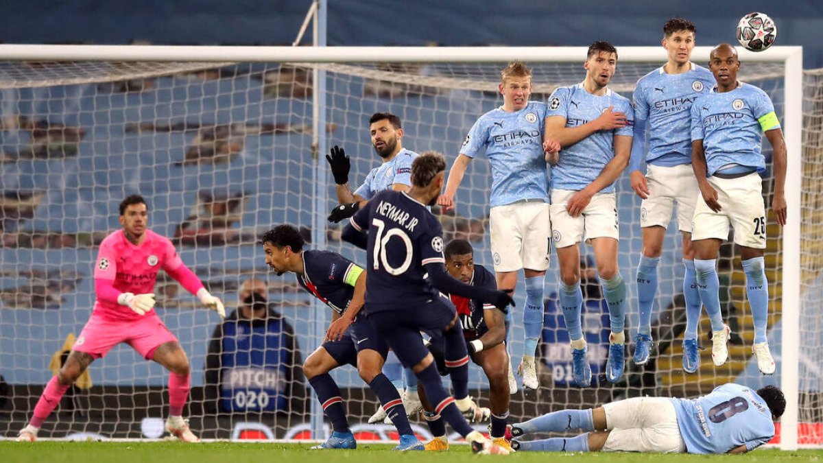 Lanzamiento de falta de Neymar, frente a la barrera de los jugadores del City.