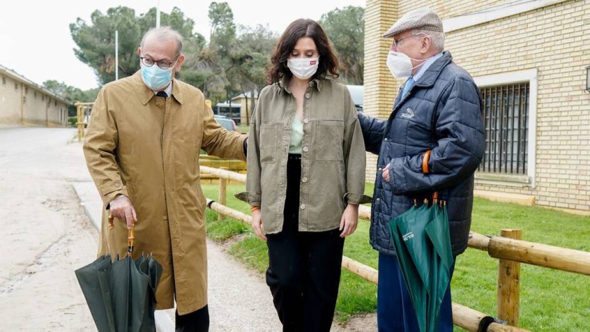 La ya célebre foto de abril de Leguina y Redondo con Ayuso