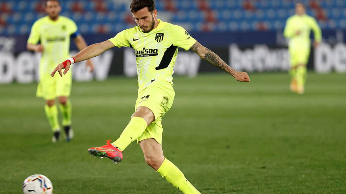 Saúl, en el momento de un disparo a puerta en el partido de esta noche ante el Levante.