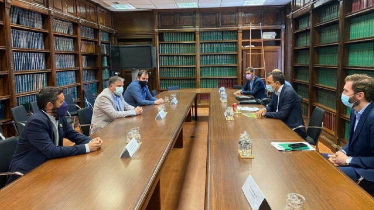 Fulgencio Cerdán, acompañado por dos concejales de su equipo, ha expuesto en Madrid las necesidades de la estación del AVE
