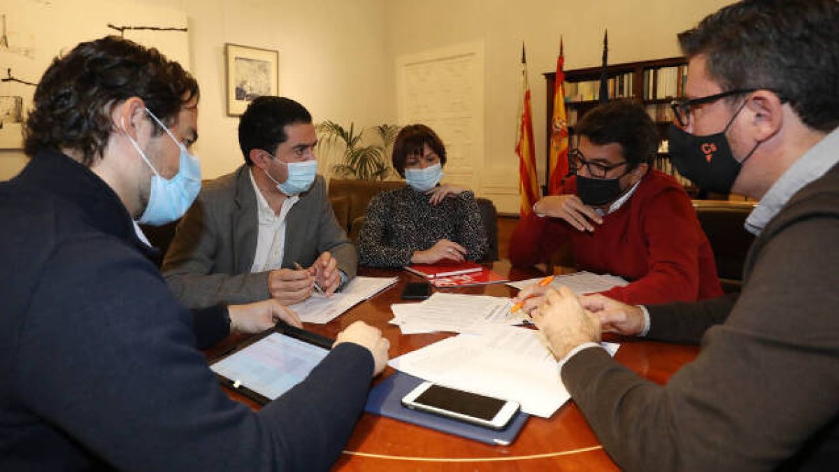 Un momento de la reunión entre los representantes del gobierno provincial de PP y Cs con el portavoz del PSOE