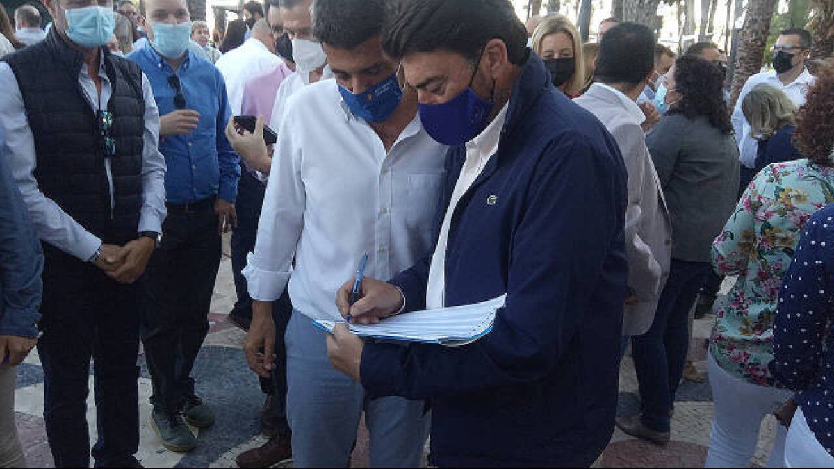 Luis Barcala firmando su aval a Carlos Mazón