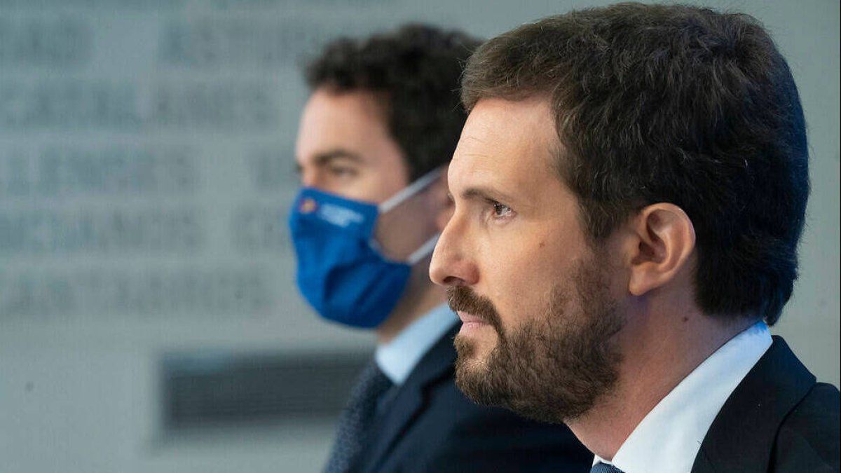 Casado junto a su secretario general.