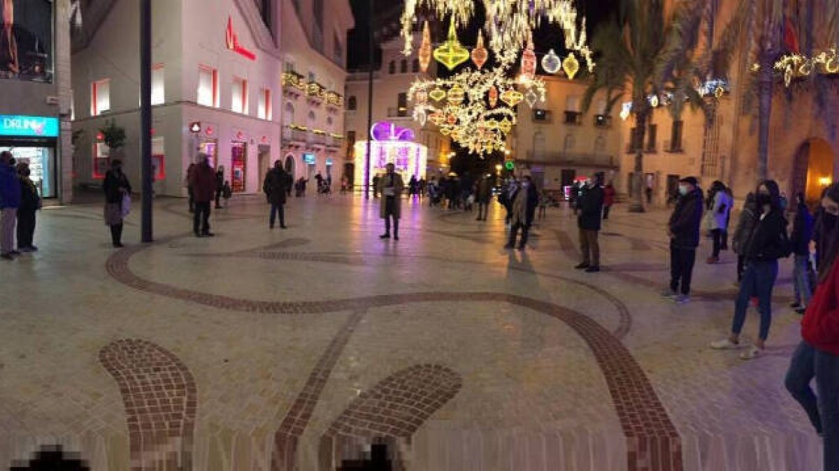 Má de medio centenar de personas se concentraron este miércoles en la Plaça de Baix de Elche para protestar por el recorte de libertades