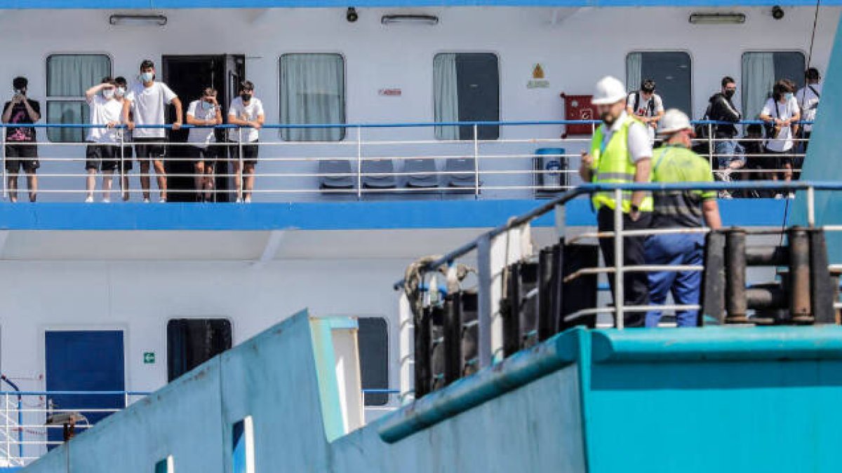 Llegada al puerto de Valencia del barco que transportaba a los jóvenes estudiantes