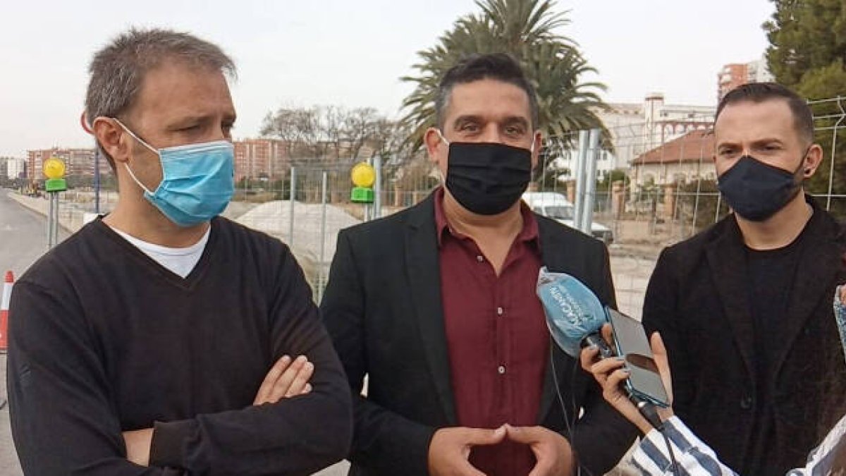 Los concejales de Compromís, Natxo Bellido y Rafa Mas junto con el senador de la coalición, Carles Mulet (centro)