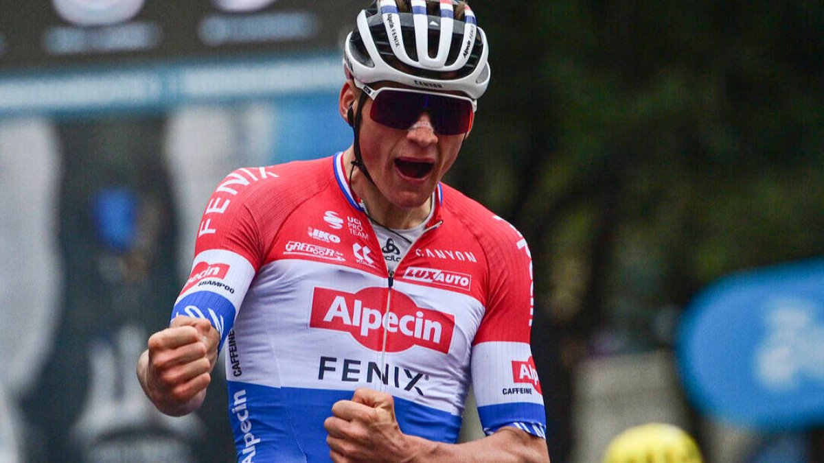 Van der Poel, entrando victorioso en una etapa de la reciente Tirreno Adriático.