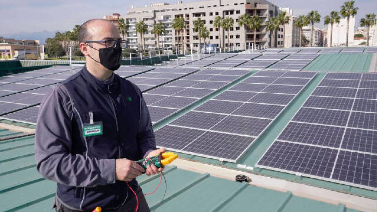Paneles solares en una tienda de Mercadona