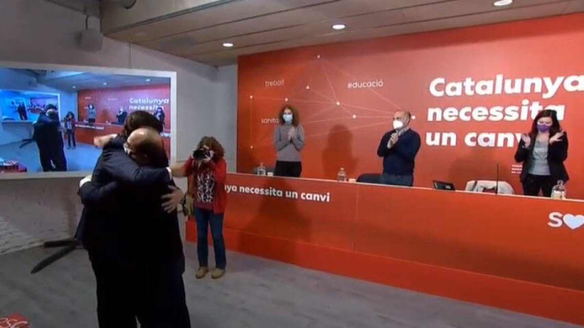 Illa e Iceta abrazados al final del discurso del líder del PSC.
