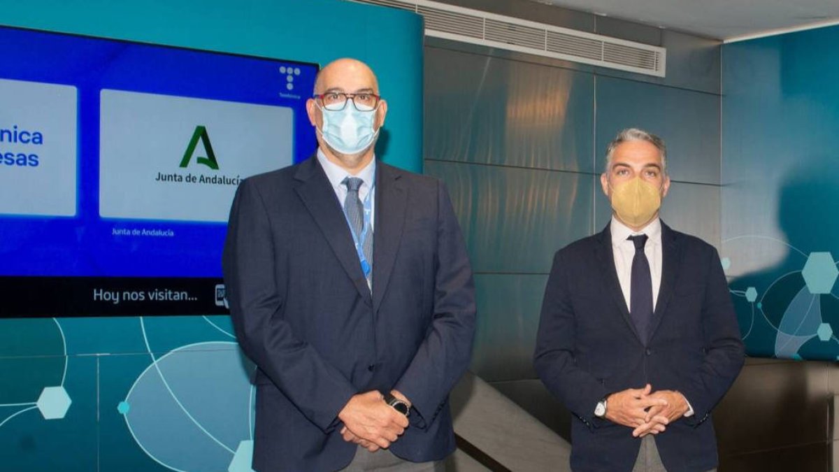 El presidente de Telefónica España, Emilio Gayo, junto al consejero de Presidencia de la Junta, Elías Bendodo.