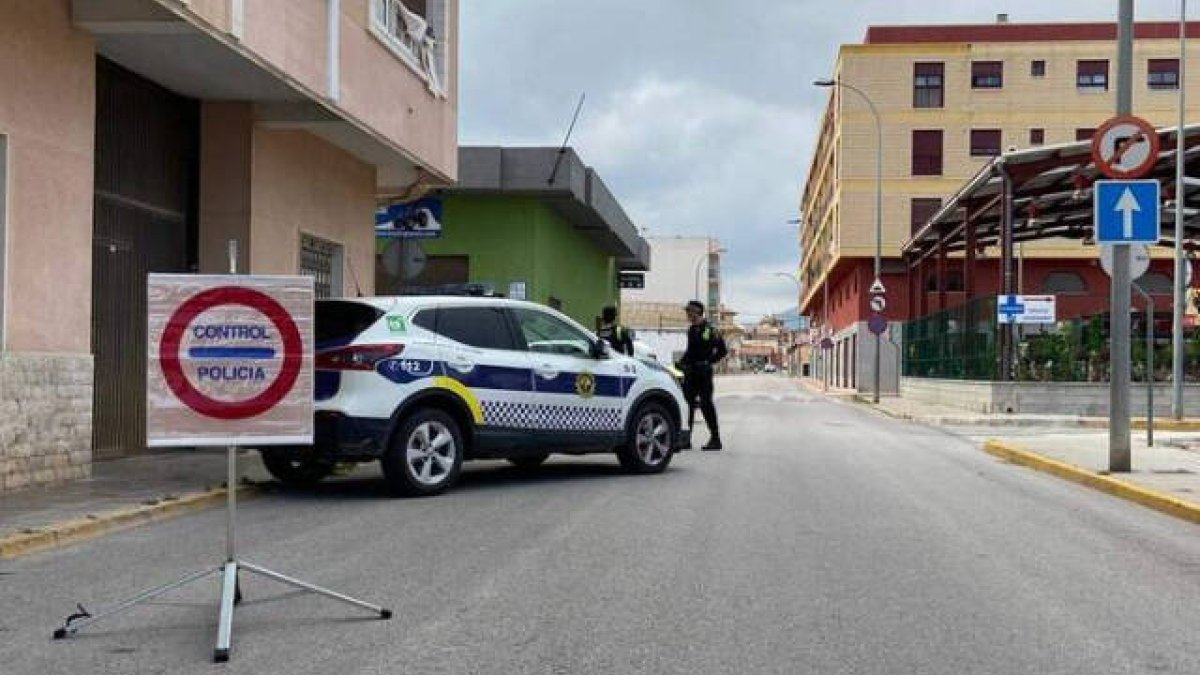 Agentes de la Policía Local de Albatera durante un control