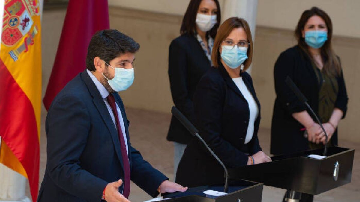 El presidente de Murcia ha recabado el apoyo de tres diputados de Ciudadanos para frustrar la moción de censura contra él