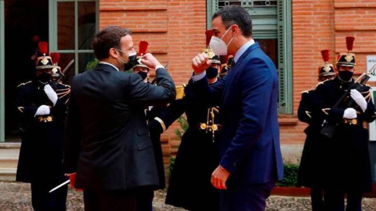 Sánchez saluda a Macrón este lunes en su cumbre bilateral.