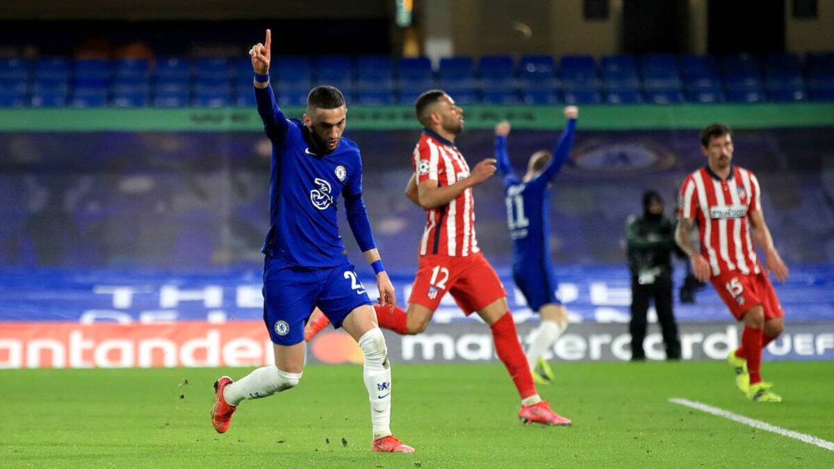 Ziyech, en el momento de marcar el gol del Chelsea.