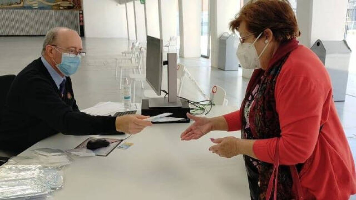 El reparto de mascarillas se está llevando a cabo en los centros sociales de la ciudad