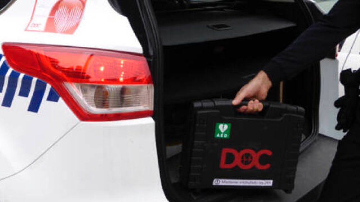 Coche de policía dotado de un desfibrilador.