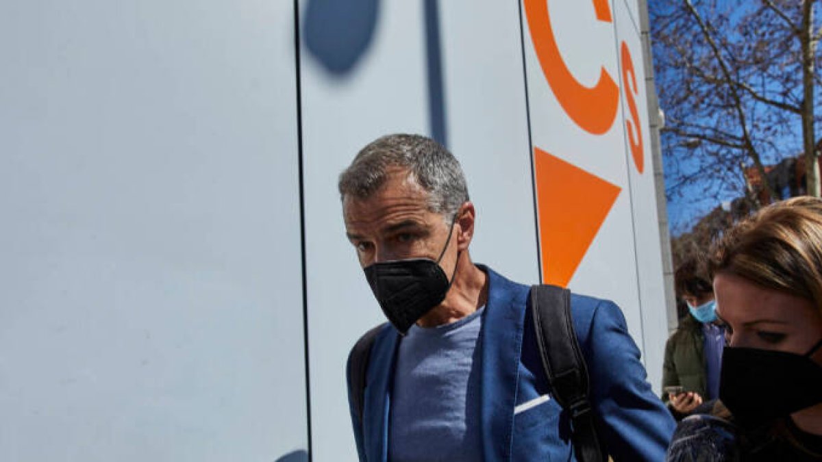 Toni Cantó saliendo de la sede de Ciudadanos en Madrid