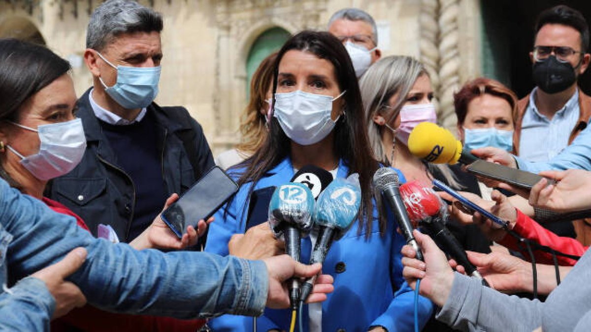 La síndica de Cs, Ruth Merino, junto a la vicealcaldesa, Mª Carmen Sánchez y otros miembros del partido