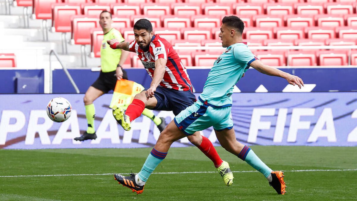 Uno de los disparos de Luis Suárez sobre la portería del Levante.