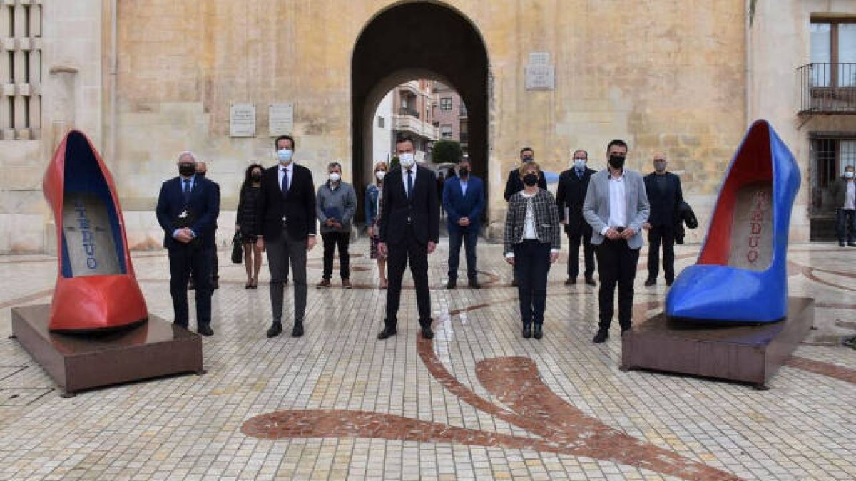 Los alcaldes y alcaldesas acompañados por representantes del sector calzado