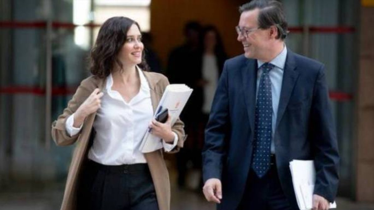 Ayuso, con Alfonso Serrano, ratificado este lunes como portavoz del PP en la nueva Asamblea de Madrid.