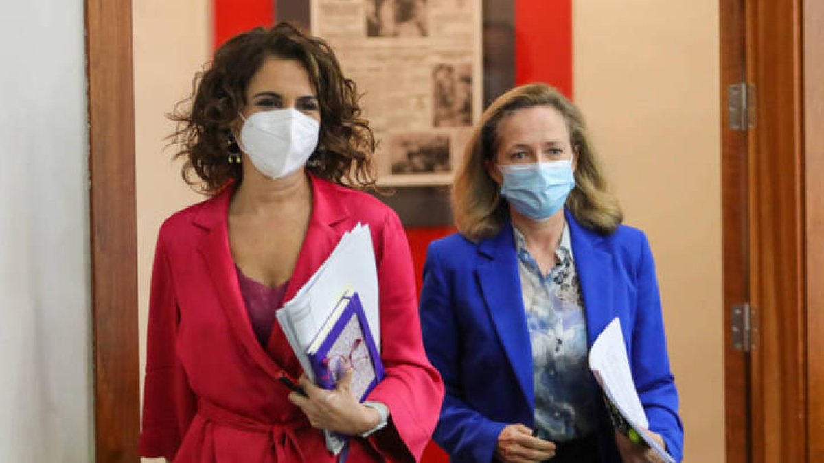 La ministra portavoz, María Jesús Montero, y la vicepresidenta Nadia Calviño