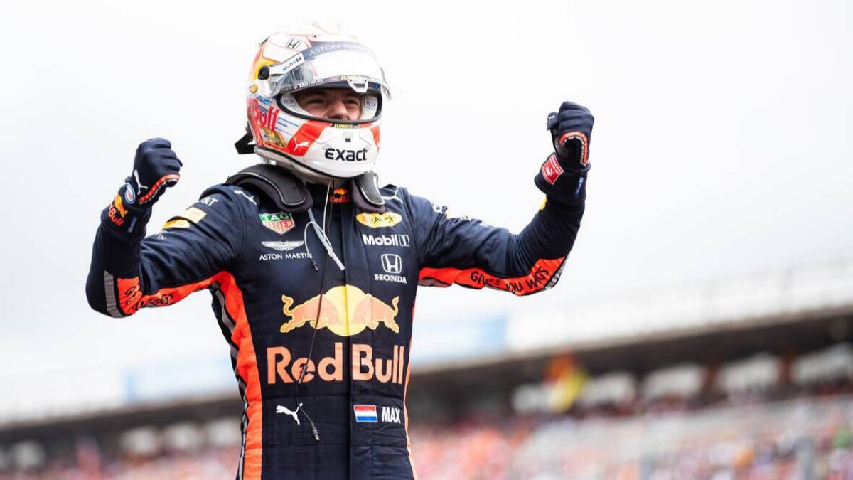 Sainz muestra sus poderes en la exhibición de Verstappen