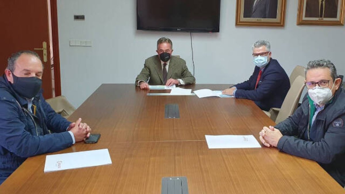 El presidente de la Cámara de Comercio, Juan Riera, junto con los representantes de FacPyme, Carlos Baño y Vicente Armengol, y Juanjo Sellés, presidente de UEPAL