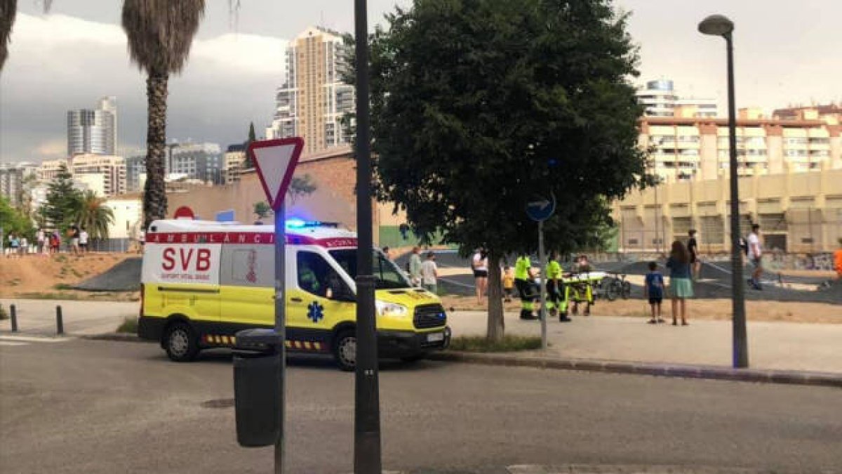 Ambulancia atendiendo al herido en el parque de Campanar 