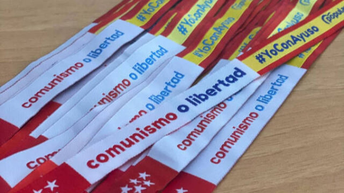 Las pulseras de Ayuso que reparte el PP y que tan mal sientan a Compromís