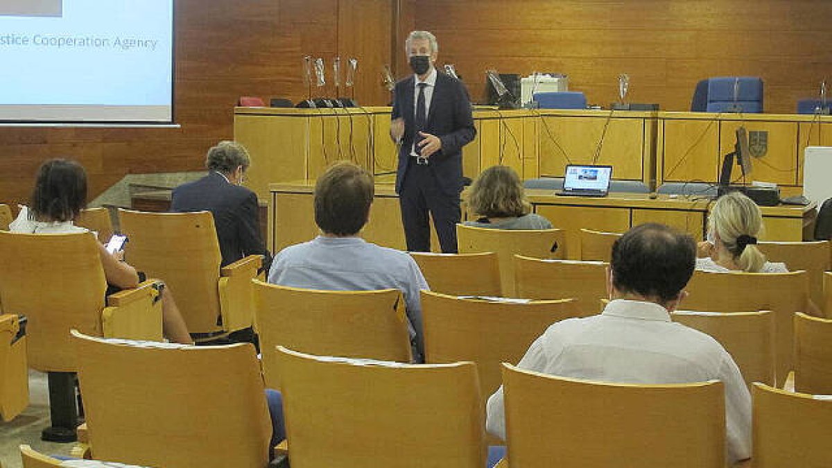 El magistrado José de la Mata con jueces, magistrados, fiscales y letrados de la Administración de Justicia de la provincia de Alicante