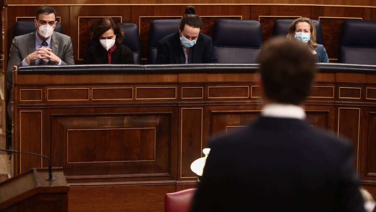 Pablo Casado dirigiéndose a Pedro Sánchez el miércoles en el Congreso.
