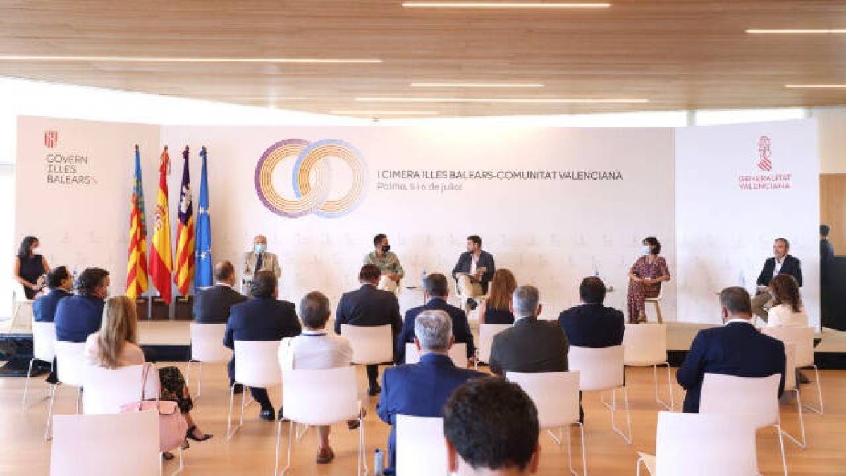 Mesa de trabajo de periodistas en la cumbre CV-Baleares